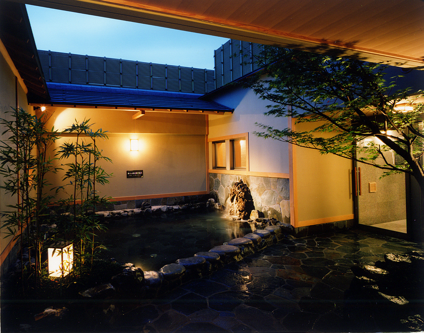 Open-air lava bathtub / Kyoto Ryokan Shoei