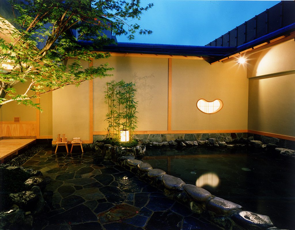 Open-air lava bathtub / Kyoto Ryokan Shoei